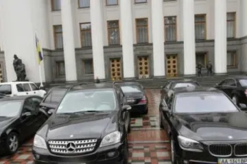 ​ 			 	  	&quot;Мерседес&quot; не мой: украинские депутаты ездят на люксовых авто, от которых открещиваются перед журналистами 	  	 	  
