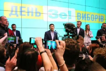 ​ 			 	  	Зеленский запустил в Facebook опрос о досрочном роспуске Рады 	  	 	  