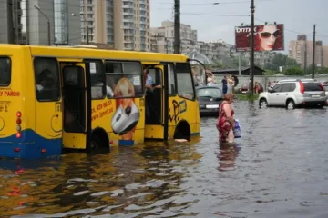 ​ 			 	  	Последствия ливня во Львове: Спасатели на руках выносили людей из затопленного транспорта 	  	 	  