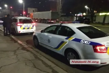 ​В Николаеве пьяные полицейские справили нужду на чужое авто и стреляли в его хозяина