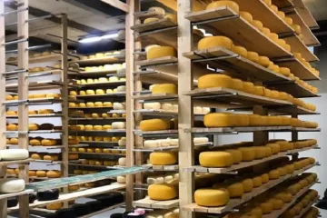 ​СИРРЕАЛІЗМ: українські фермери виготовляють сир з віскі, чілі та навіть трюфелями