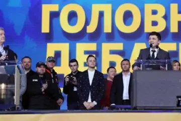 ​ 			 	  	Нацкорпус опубликовал видео, как массовке Порошенко выдавали деньги у стадиона, где проходили дебаты 	  	 	  