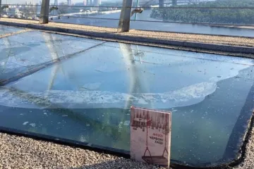 ​Вода, грязь и зазоры в 2 см: Со стеклами на «мосту Кличко» произошел новый казус