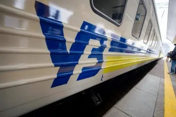 ​В поезде "Укрзалізниці" на пенсионерку рухнула полка с 80-килограммовым пассажиром: у женщины перелом позвоночника