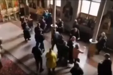 ​ 			 	  	В Одессе двое священников ПЦУ подрались в храме, в потасовке участвовали прихожане. Видео 	  	 	  