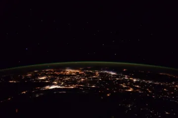​В NASA показали невероятное фото Земли с видимой атмосферой
