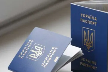 ​ 			 	  	В Кабмине решили обязать молодежь менять бумажные паспорта на ID-карточки 	  	 	  