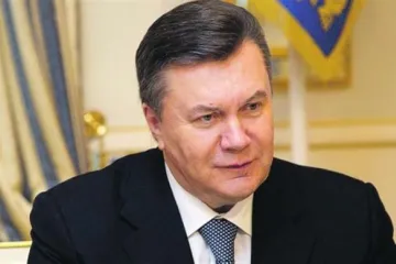 ​Схожий на труп: Януковича затролили через нове відеозвернення