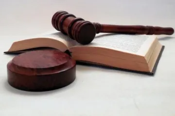 ​ 			 	  	Конституция — закон — суд: нормы без действия 	  	 	  