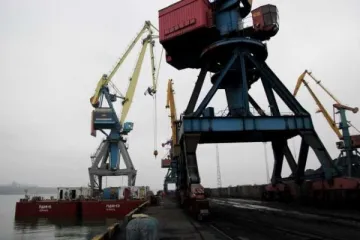 ​ 			 	  	Директор порта «Южный» незаконно поручил фирме без допуска перевозить краны из Одессы 	  	 	  