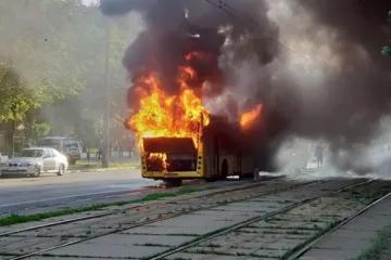 ​ 			 	  	В центре Киева взорвался и сгорел автобус 	  	 	  