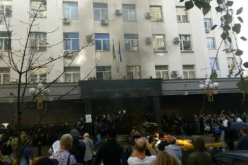 ​ 			 	  	Полиция штурмует офис «Айдара» в Киеве 	  	 	  