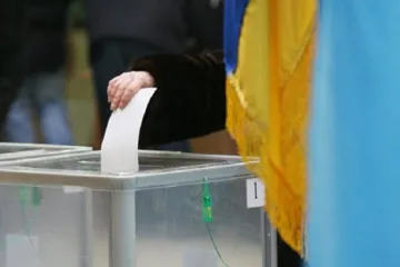 ​Тарифы за голос: Как кандидат Рыбак скупает избирателей в Торецке