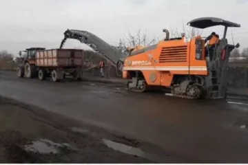​ 			 	  	Аварийную дорогу, по которой с трудом проехал кортеж Порошенко, начали ремонтировать 	  	 	  
