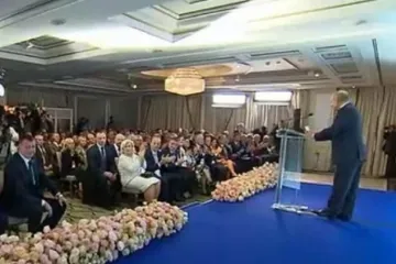 ​«Полетела шаровая опора»: в сети высмеяли Путина за очень странную позу