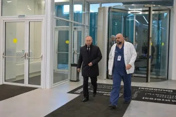 ​В России выявили коронавирус у врача, с которым общался Путин