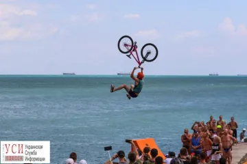 ​В Одессе экстремалы соревновались в прыжках на велосипедах в море (фоторепортаж)