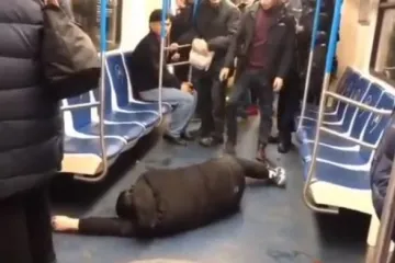 ​Пранкер сыграл приступ коронавируса в метро Москвы. Он проведет за решеткой от месяца до 5 лет. Видео
