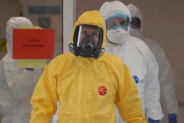 ​Появилось видео Путина в защитном костюме и респираторе из московской больницы, где лежат больные коронавирусом