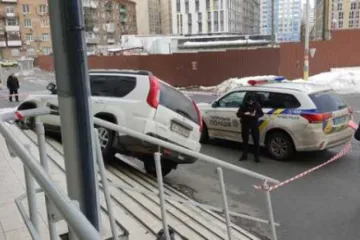 ​ 			 	  	В Киеве неизвестные в масках обстреляли авто на улице Сурикова и скрылись. Введен план &quot;Серена&quot; 	  	 	  