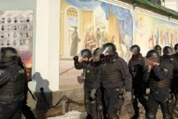 ​&#171;Третий майдан&#187;: протестующие пришли &#171;свергать власть&#187; к Михайловскому собору в Киеве