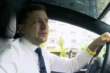 ​ 			 	  	Зеленский проехал за рулем Tesla и обратился к украинцам 	  	 	  