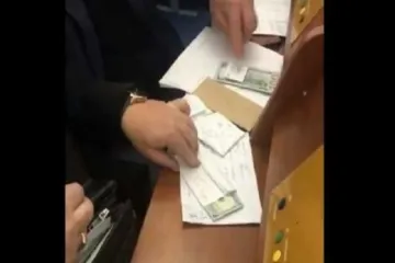 ​Ділили гроші прямо на засіданні: активіст зафіксував як черкаські депутати ділили хабаря