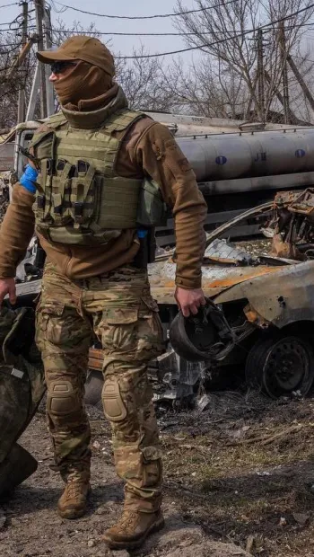 ​Російське вторгнення в Україну : Україна захистить свою свободу в цій війні. Український народ переможе російських загарбників, які прийшли, щоб знищити життя в нашій країні.
