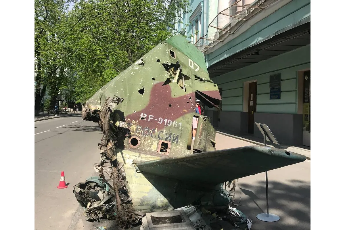 Російське вторгнення в Україну : У центрі Києва можна побачити підбиту російську техніку