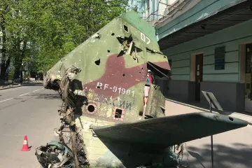 ​Російське вторгнення в Україну : У центрі Києва можна побачити підбиту російську техніку