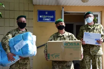 ​ По тисячі масок, захисних костюмів, окулярів та рукавиць: благодійники допомогли українським прикордонникам