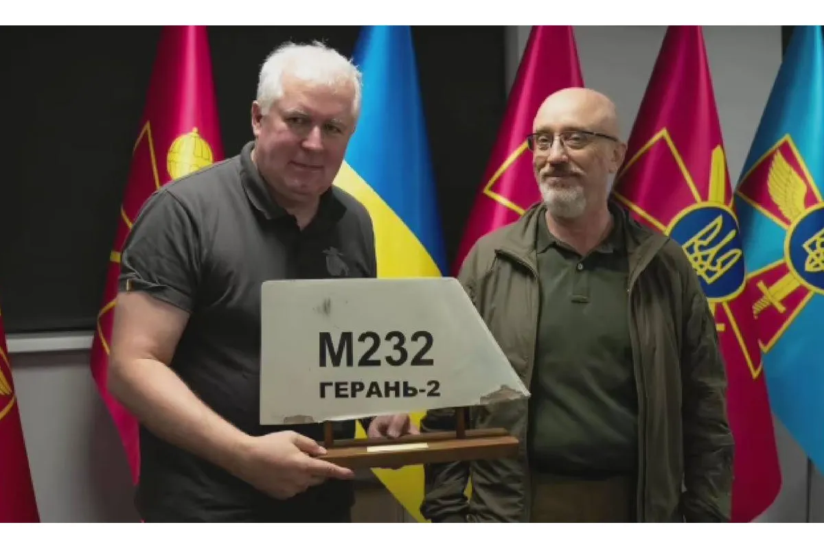 Міністру оборони Литви в Україні подарували шматок "Шахеда"