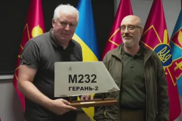 ​Міністру оборони Литви в Україні подарували шматок "Шахеда"