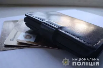 ​У Перещепино викрили жінку, яка потайки знімала гроші з картки свого знайомого