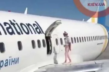 ​В Борисполе пассажирка вышла "погулять" на крыло самолета 