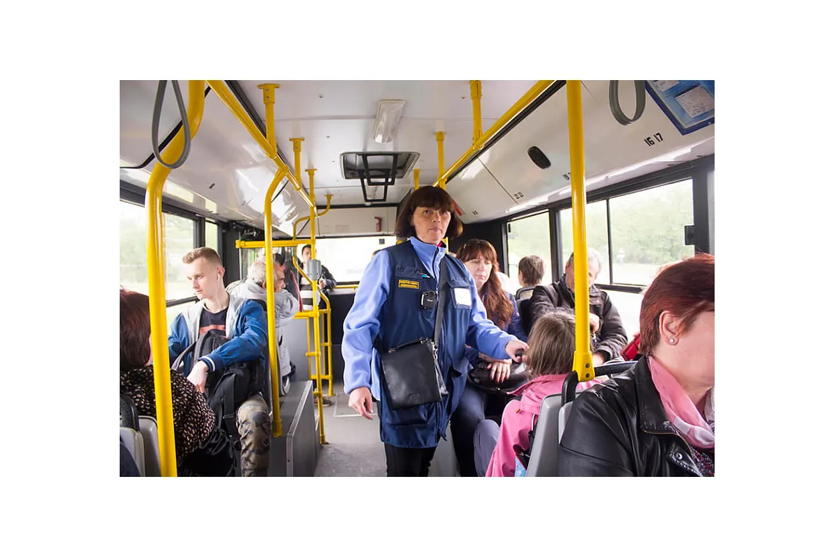 Інформаційне агентство : В одному з тролейбусів Києва, контролер змушував школяра сплатити «штраф» на власну банківську карту