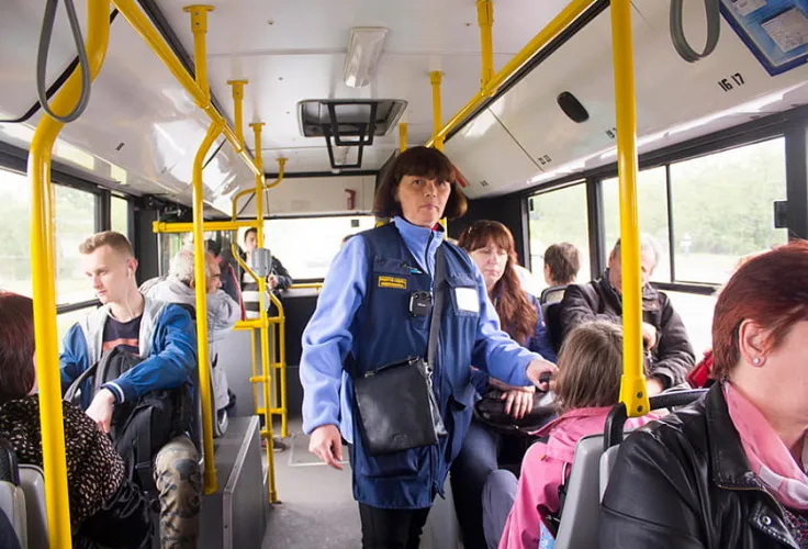Інформаційне агентство : В одному з тролейбусів Києва, контролер змушував школяра сплатити «штраф» на власну банківську карту