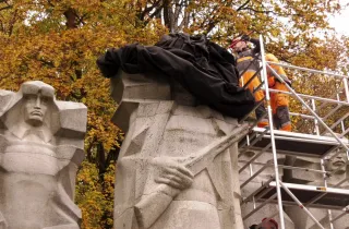 У Литві демонтують найбільший меморіал радянським військам на Антакальніському цвинтарі