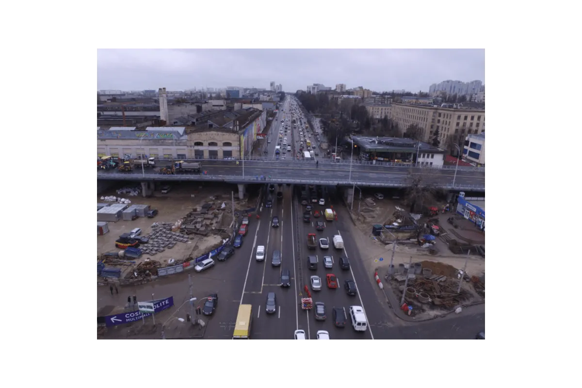Через аварію на колекторі частково обмежено рух на вул. Вадима Гетьмана у бік Шулявського мосту 