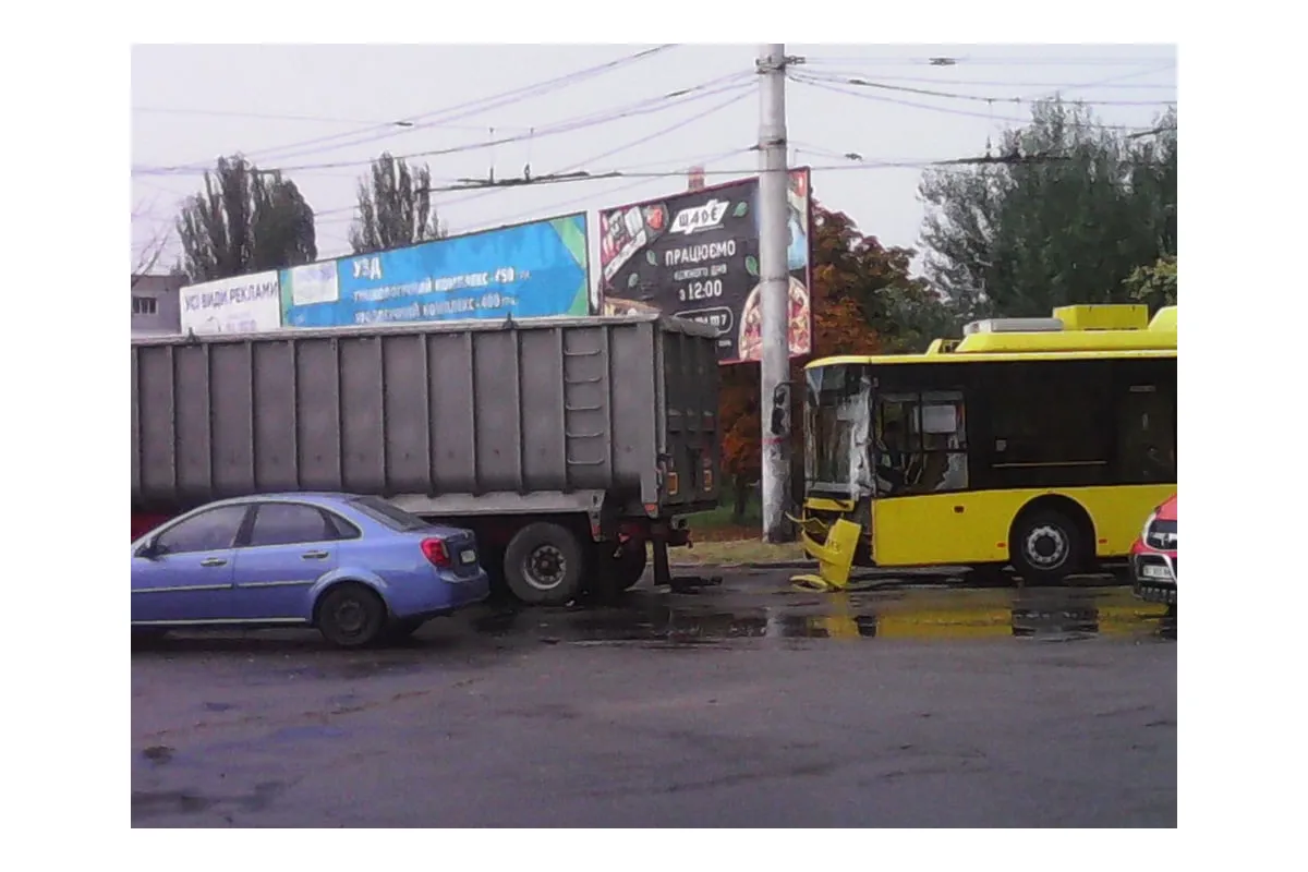 Аварія в Дніпрі: автобус зіштовхнувся із фурою!