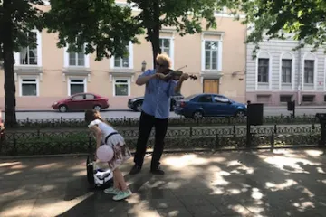 ​В Одессе известный скрипач притворился уличным музыкантом и собрал 95 гривен