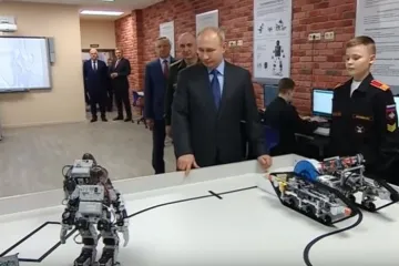 ​&#8220;Страна-фейк&#8221;: Путину показали русских роботов с AliExpress. Видео