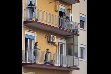 ​Итальянцы на карантине вместе поют с балконов жизнеутверждающие песни. ВИДЕО