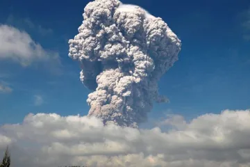 ​Появилось видео завораживающего извержения вулкана Синабунг на Суматре, который выбросил пепел на высоту в 7 км