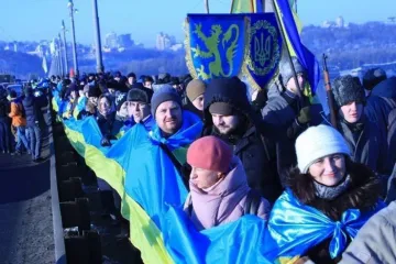 ​В Киеве на мосту Патона создали &#8220;живую цепь&#8221; ко Дню Соборности: видео и фото