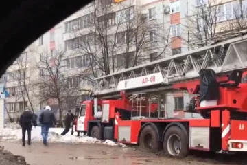 ​В Кирове спасатели приехали на пожар в жилом доме, но застряли в грязи – в 20 метрах от горящей квартиры
