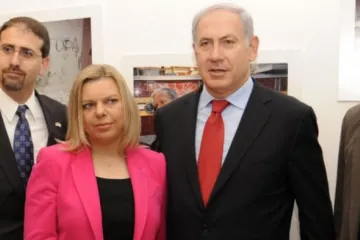 ​Жена Нетаньяху бросила на землю кусок коровая, с которым чету встречали в «Борисполе»