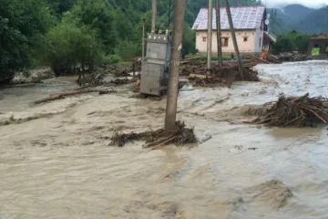 ​У мережі показали кадри погодного колапсу в Україні: затоплені міста та села