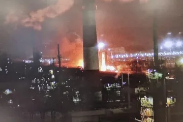 ​В России вспыхнул пожар на нефтяном заводе: есть пострадавшие. Видео