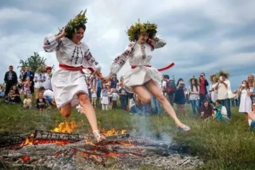 ​Плели венки, гадали и жгли ритуальный костер. Как в Украине отгуляли праздник Купала. Фото и видео